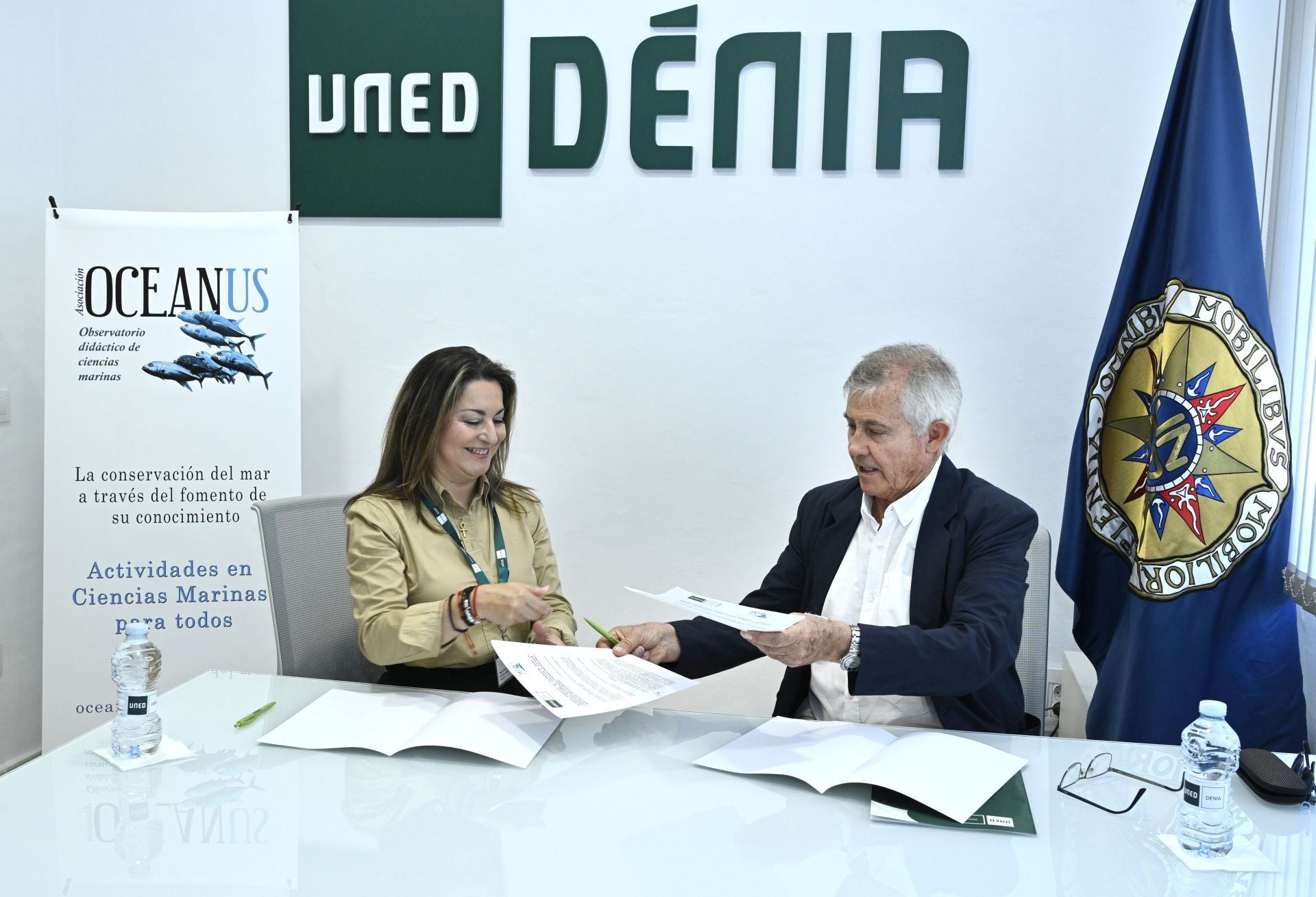 La directora de la UNED Dénia, Raquel Martí, con el presidente de Oceanus, Manuel García.