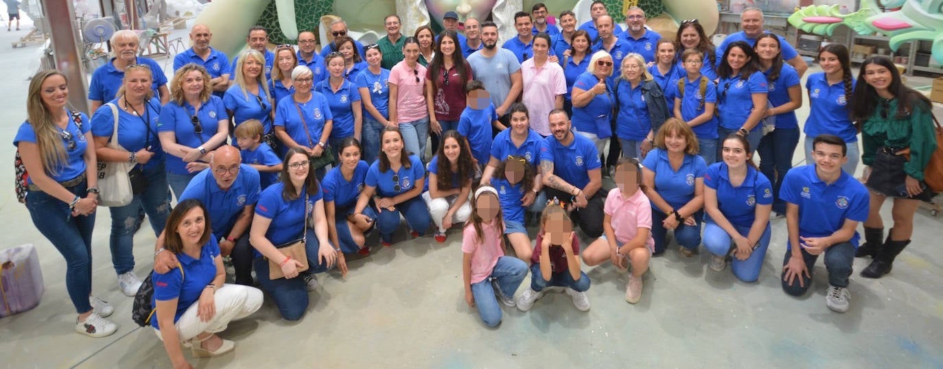 Foguerers de Diputació-Renfe en el taller de Llongo.