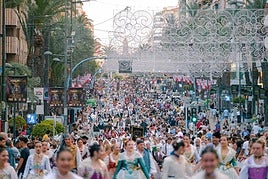 Entrada de bandas de las Hogueras de Alicante con lleno en las calles.