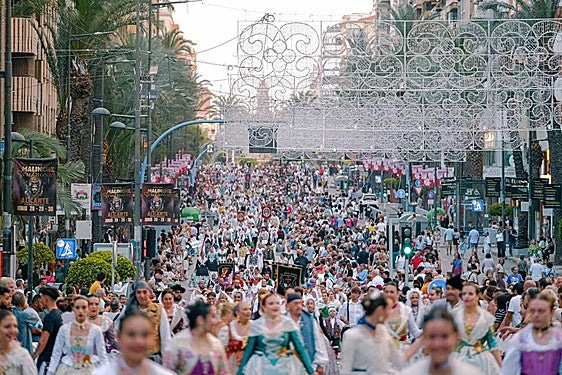 Entrada de bandas de las Hogueras de Alicante con lleno en las calles.
