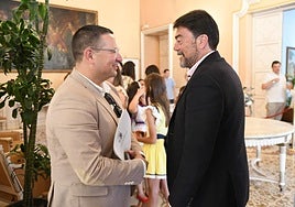 El presidente de la Federació de Fogueres, David Olivares, con el alcalde de Alicante, Luis Barcala.