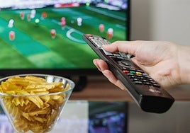 Imagen de recurso de una persona viendo fútbol.