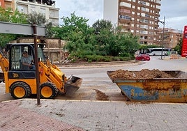 Una miniexcavadora ayuda en las tareas de limpieza.
