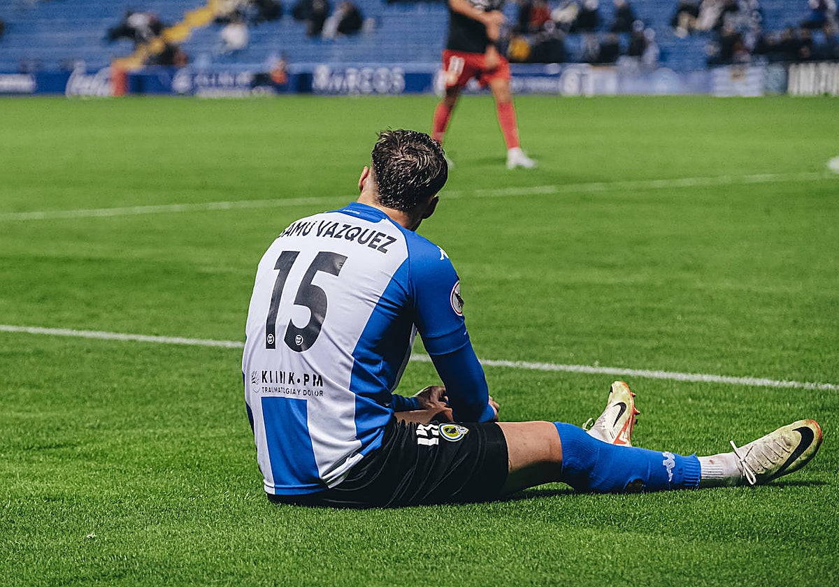 Samu Vázquez, en el césped del Rico Pérez.