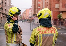 Bomberos preprados para una mascletà.