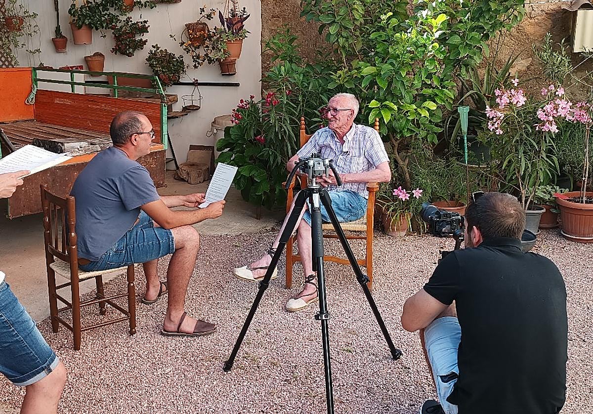 Imagen principal - Algunos de los campaneros que han participado en el rodaje del documental.