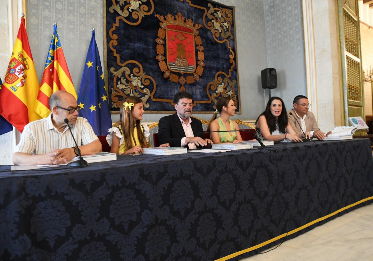 Presentación de la revista 'Festa de Fogueres' el pasado lunes.