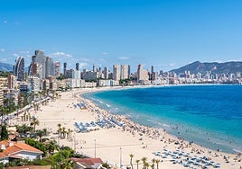Imagen de la playa de Poniente de Benidorm que ya está lista para la llegada masiva de turistas