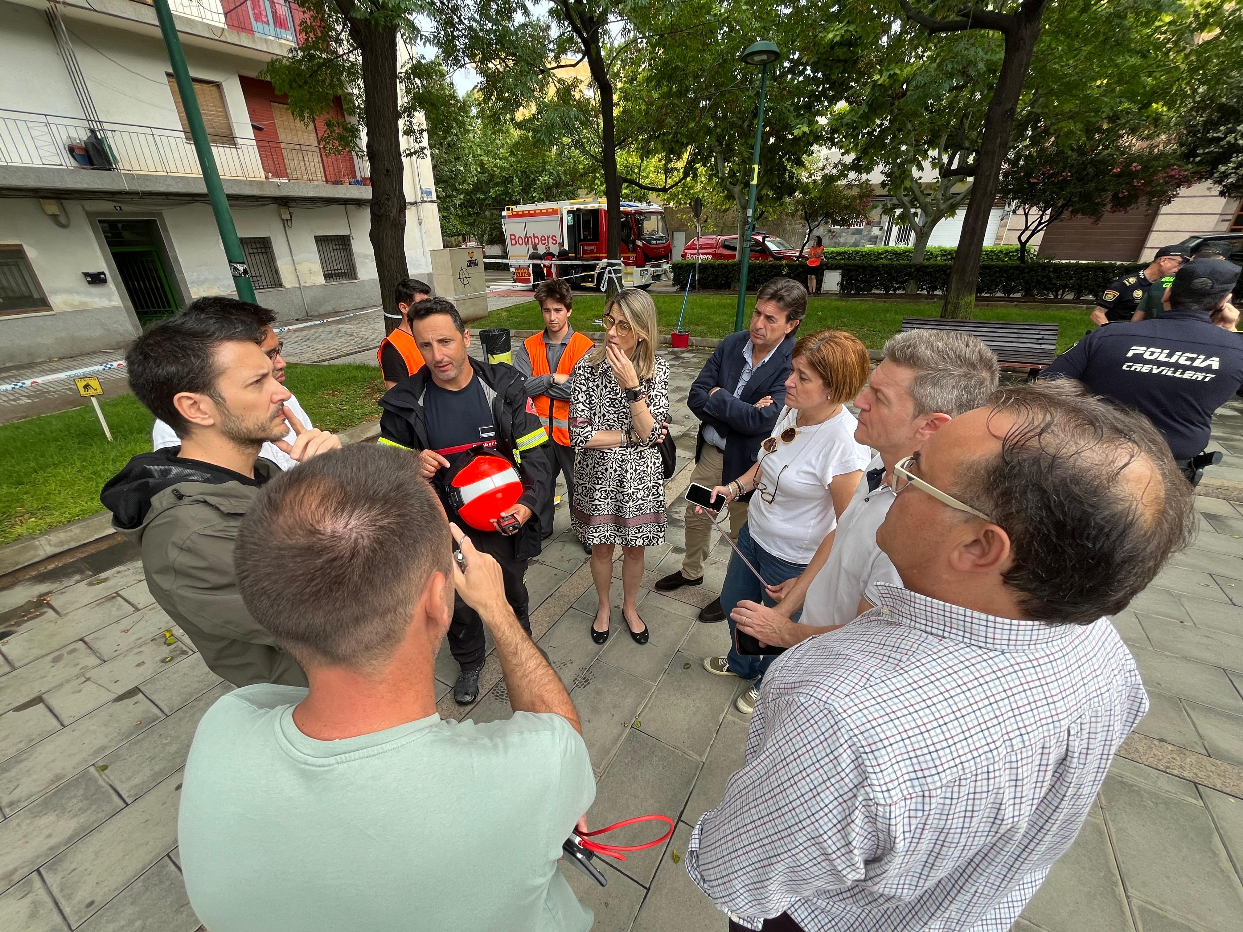 Un bombero habla con los perjudicados.