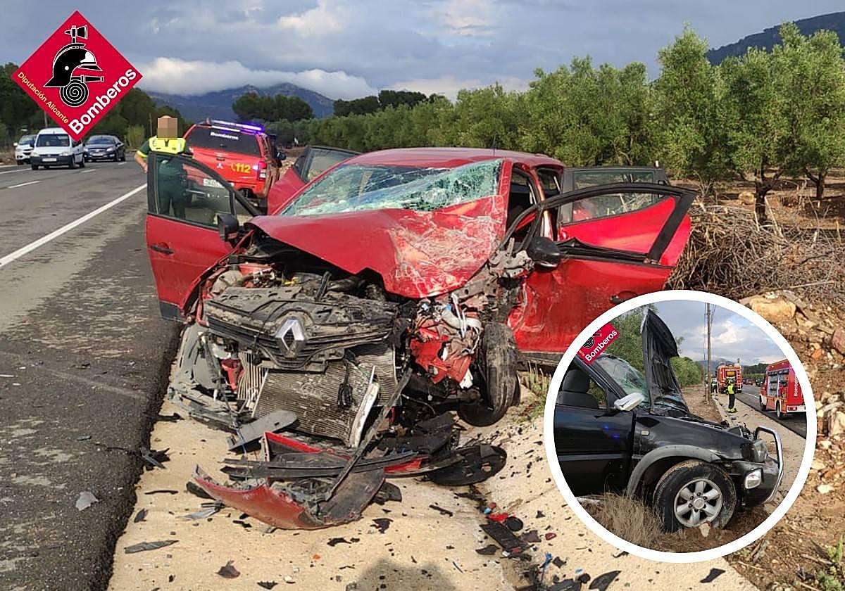 Vista de como quedaron los coches tras el choque.