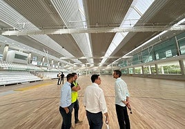 El alcalde, Pachi Pascual, y el concejal de Deportes, Ricardo Bernabeu, visitan las obras del pabellón municipal.