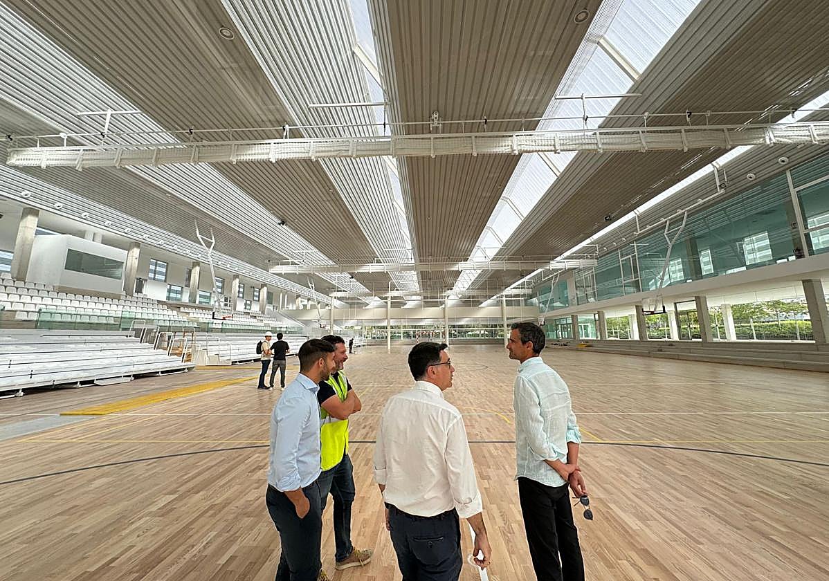 El alcalde, Pachi Pascual, y el concejal de Deportes, Ricardo Bernabeu, visitan las obras del pabellón municipal.