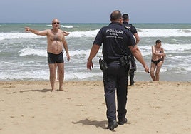Agentes de policía en Guardamar del Segura tras uno de los ahogamientos mortales acaecidos la pasada semana.