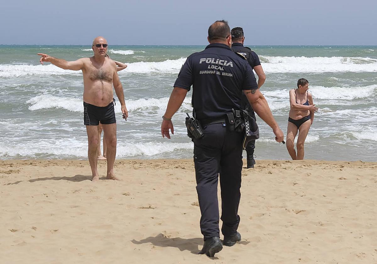 Agentes de policía en Guardamar del Segura tras uno de los ahogamientos mortales acaecidos la pasada semana.