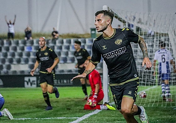Pol Roigé celebra uno de los cinco goles marcados con el Intercity.