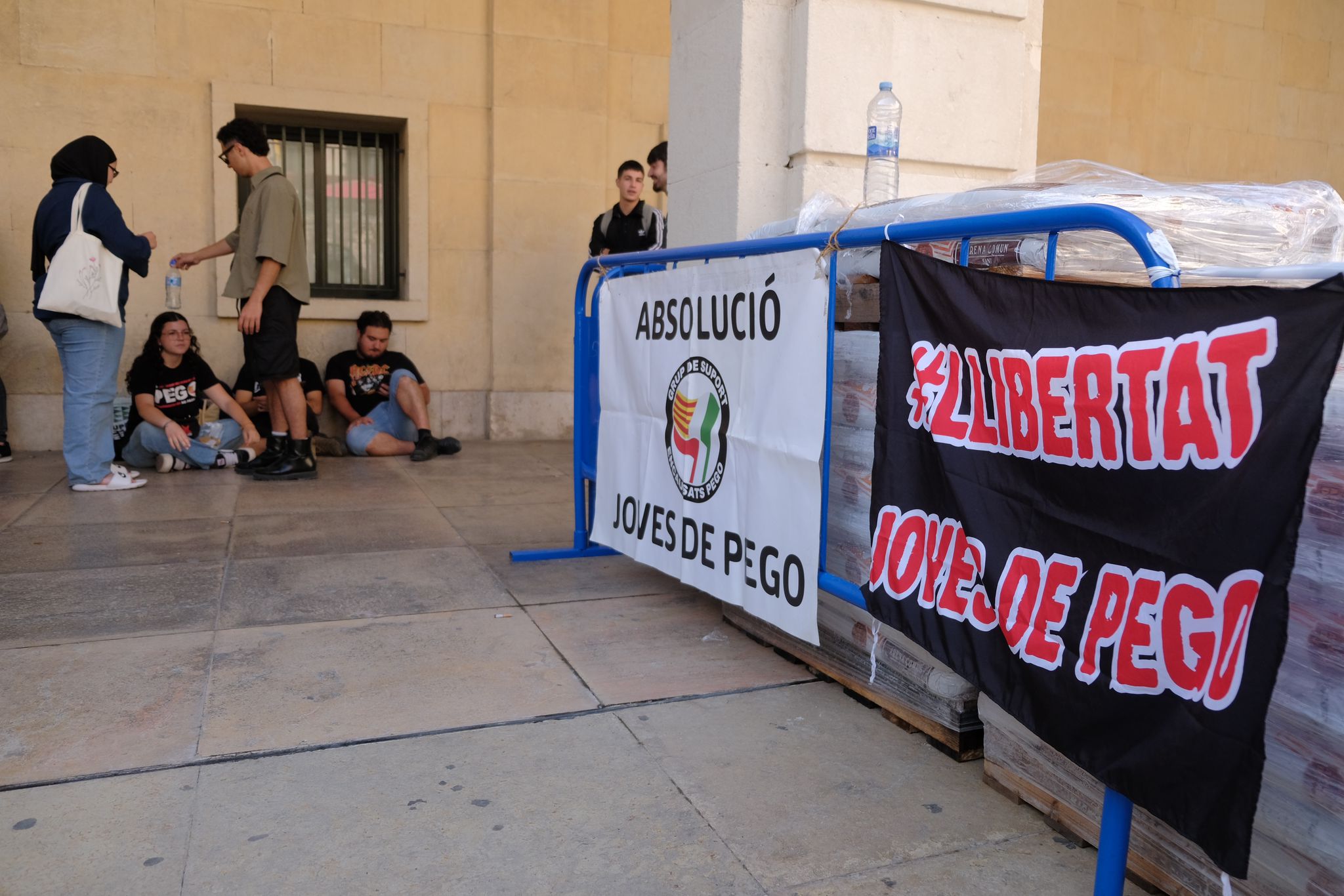 Las imágenes del juicio de los 14 jóvenes de pego que se enfrentaron a un grupo ultra de Gandía