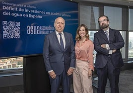 Hilario Albarracín, presidente de AGUA_ Victoria Arnau, periodista y presentadora de Antena3 Noticias_ y Santiago Otero, socio de estrategia de PwC.