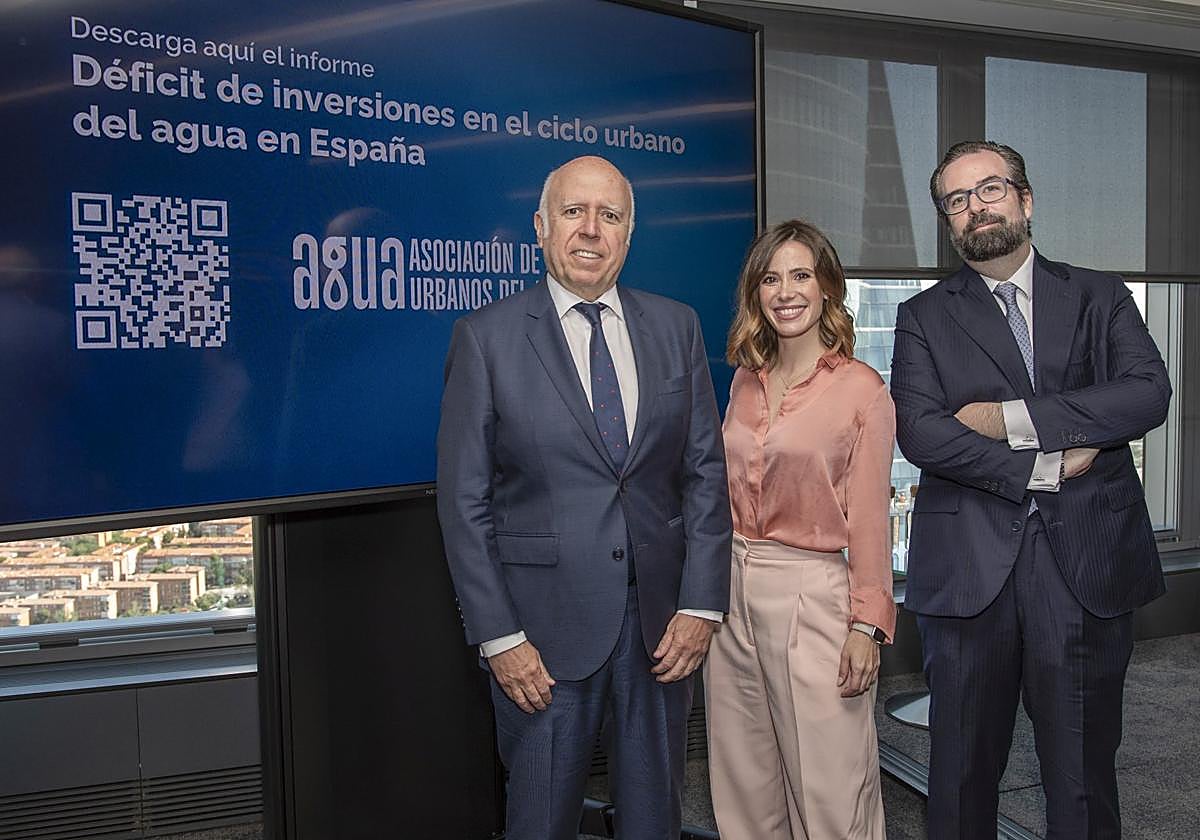 Hilario Albarracín, presidente de AGUA_ Victoria Arnau, periodista y presentadora de Antena3 Noticias_ y Santiago Otero, socio de estrategia de PwC.