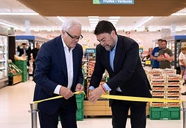 Inauguración del supermercado con el corte de cinta.