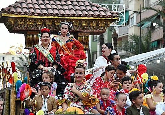 Desfile folclórico internacional en las Hogueras 2023.