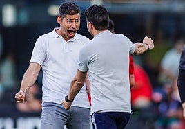 Antonio Hidalgo celebra una victoria del Huesca con uno de sus ayudantes.