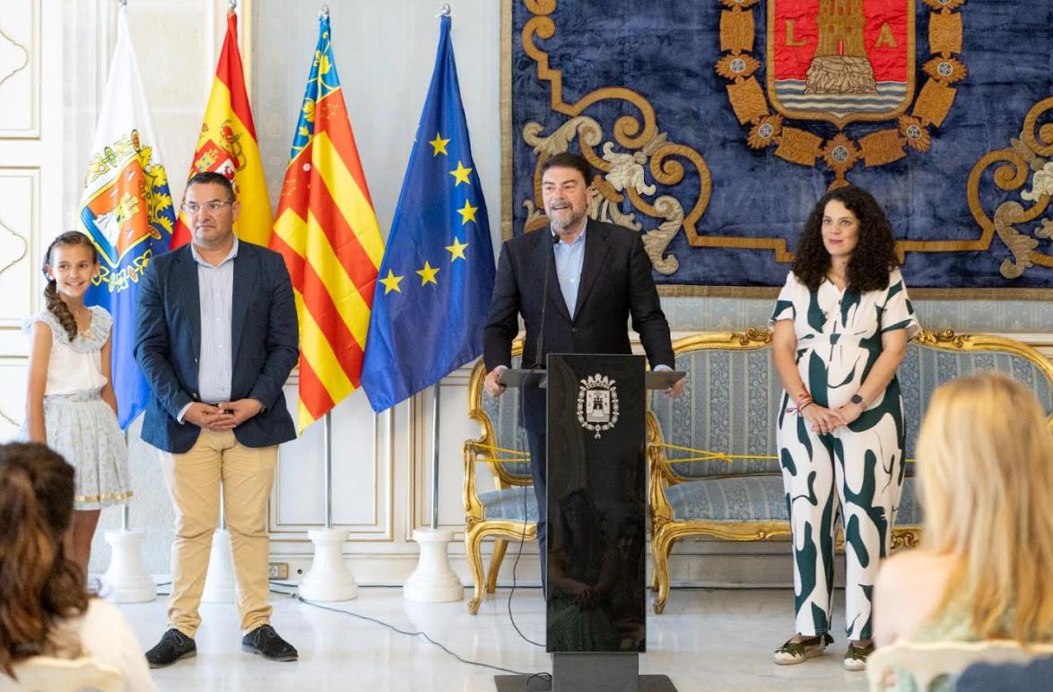 Lloret, Olivares, Barcala y Cutanda durante la entrega de trofeos.