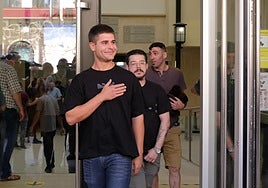 Los jóvenes de Pego a la saliudo de los juzgados.