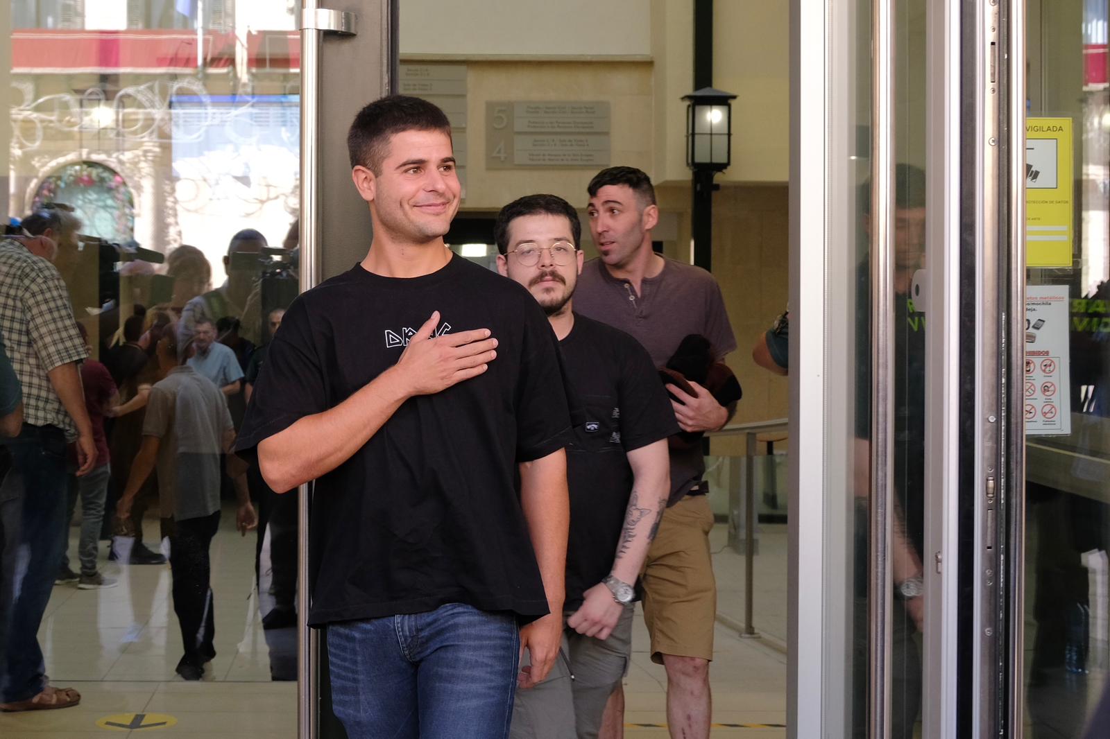 Los jóvenes de Pego a la saliudo de los juzgados.