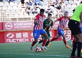 Mario García conduce el balón en un partido con el Algeciras del curso pasado.