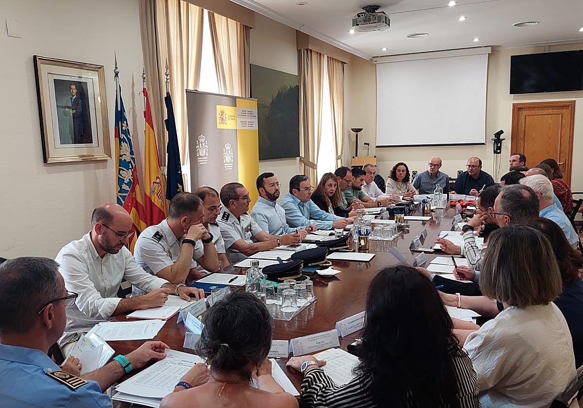 Momento de la reunión previa al inicio de la Operación Paso del Estrecho 2024 en Alicante.