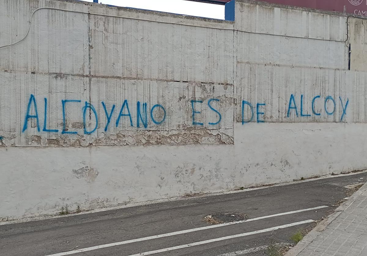 Pintada en la fachada del campo municipal de El Collao.
