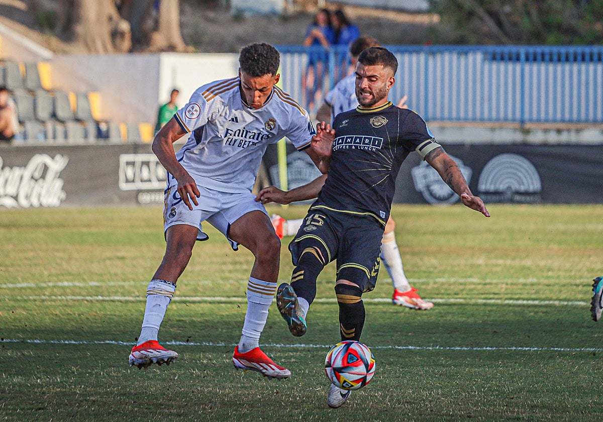 Álvaro Pérez, durante el choque ante el Castilla.