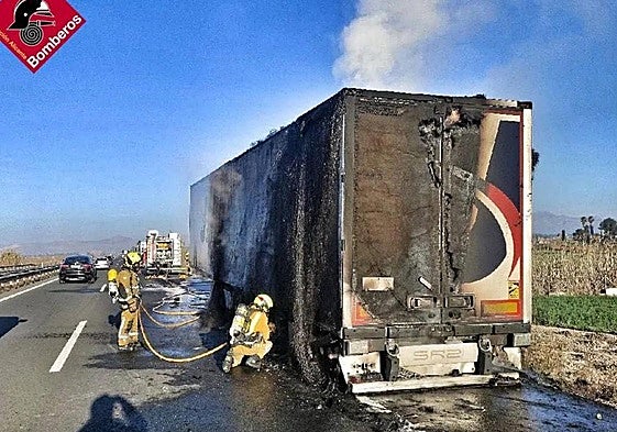 Remolque del camión incendiado en la AP-7 dirección Alicante.