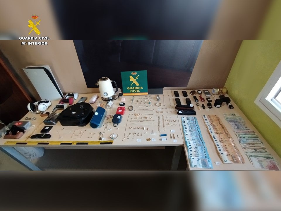 Material decomisado durante el registro del domicilio del detenido.