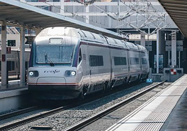 Un tren de cercanías en la estación de Alicante.
