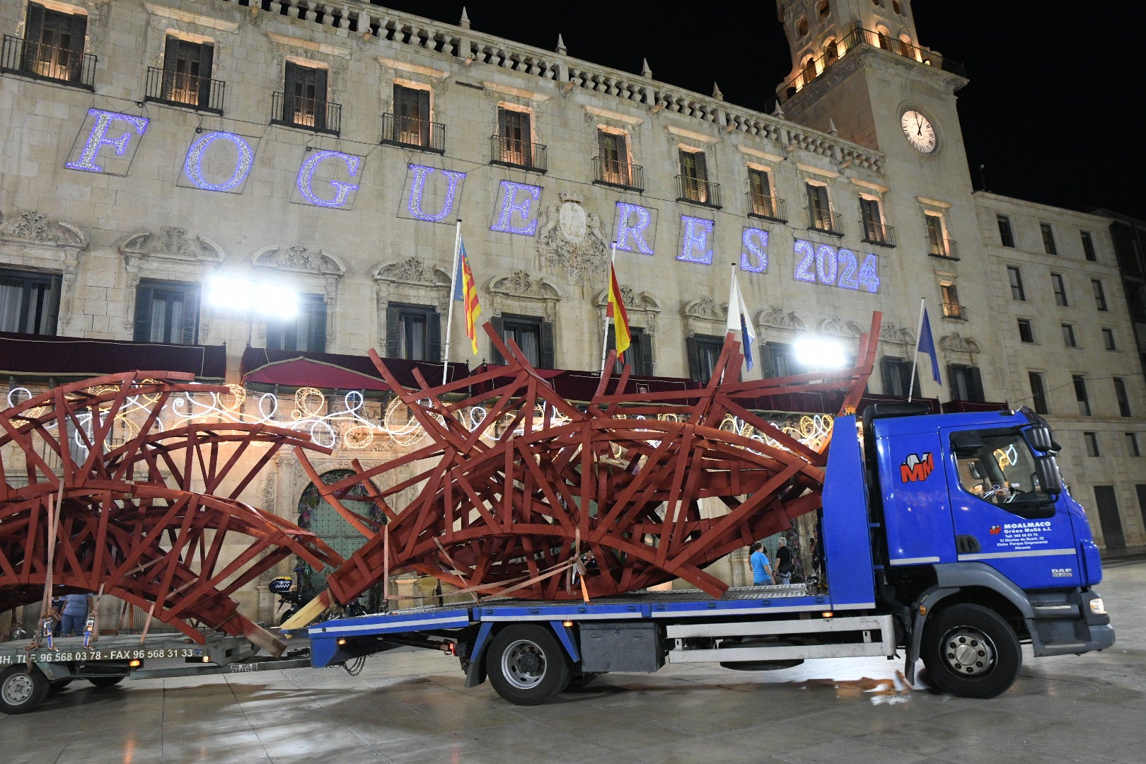 La hoguera oficial de Alicante ya está en la plaza del Ayuntamiento