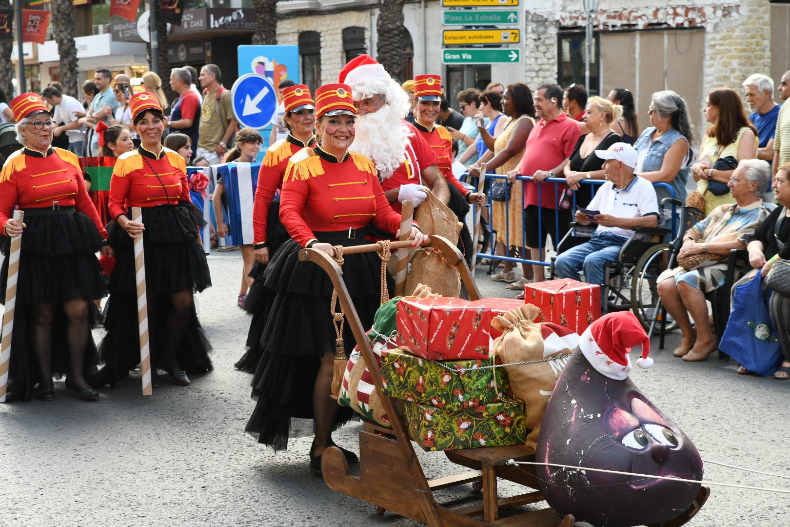 El color y el humor reinan en la cabalgata del ninot de las Hogueras de Alicante