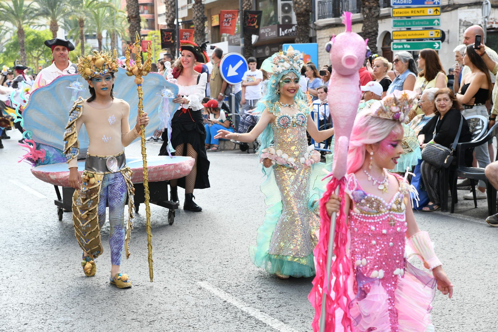 El color y el humor reinan en la cabalgata del ninot de las Hogueras de Alicante