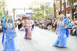 El color y el humor reinan en la cabalgata del ninot de las Hogueras de Alicante