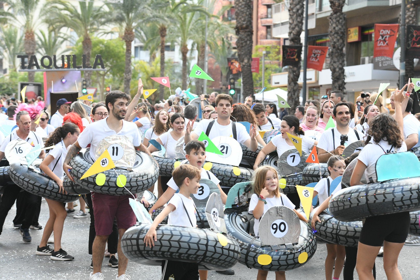 El color y el humor reinan en la cabalgata del ninot de las Hogueras de Alicante