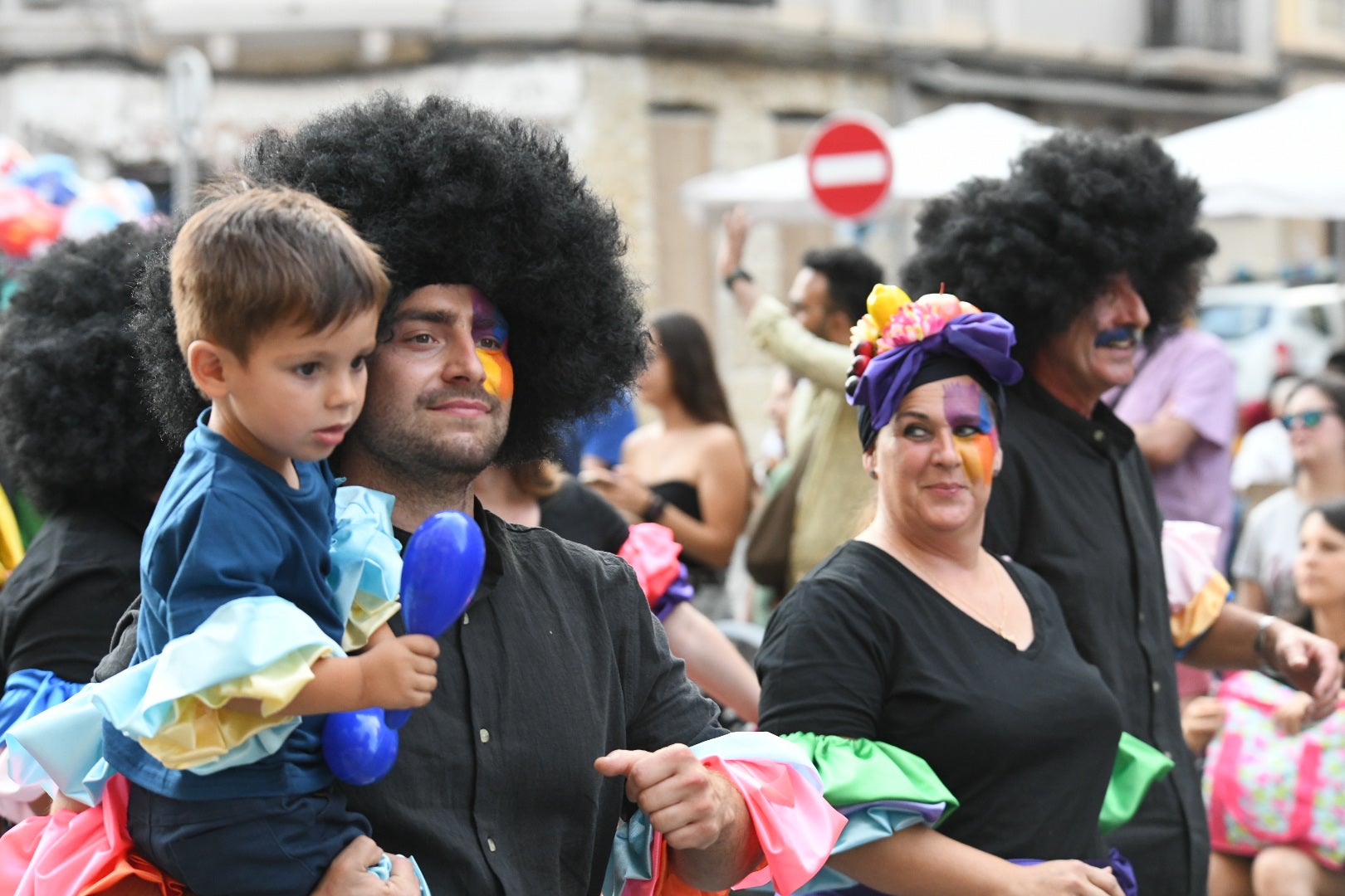 El color y el humor reinan en la cabalgata del ninot de las Hogueras de Alicante