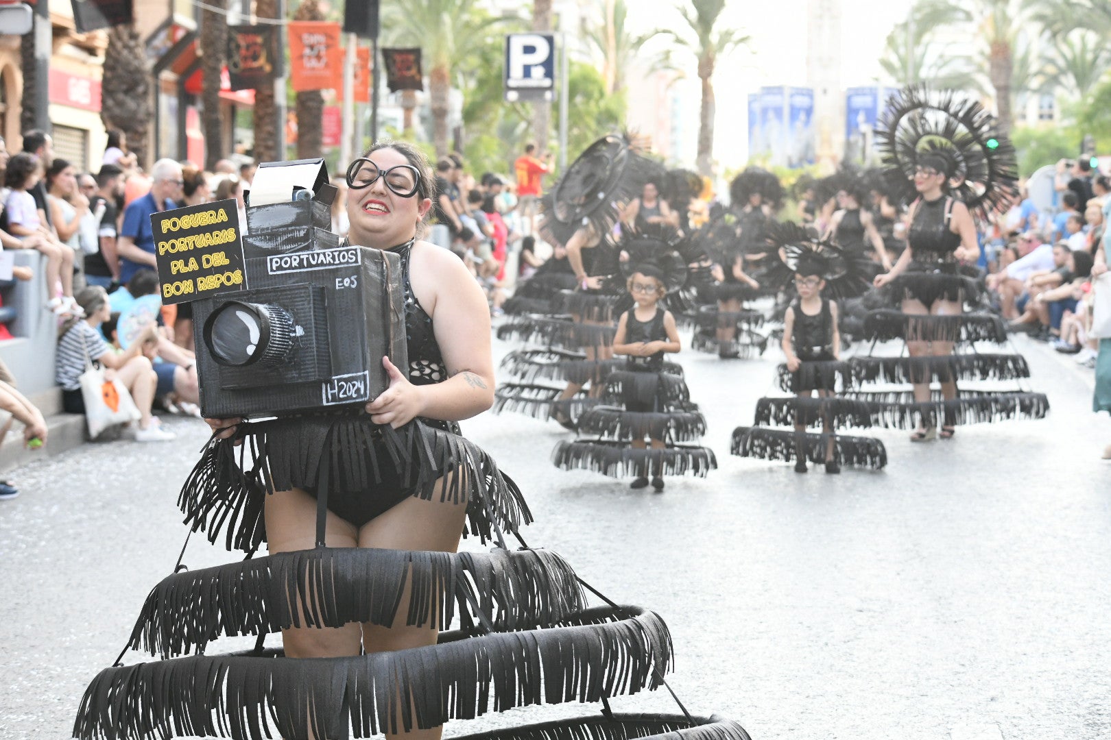El color y el humor reinan en la cabalgata del ninot de las Hogueras de Alicante