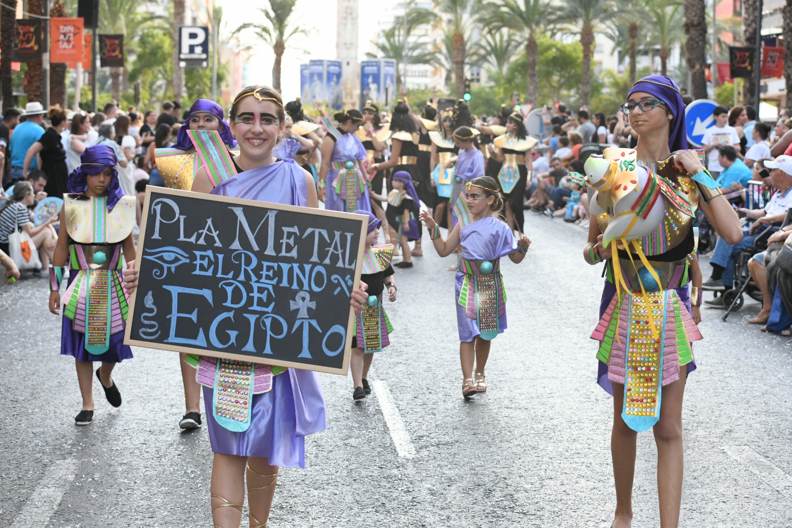 El color y el humor reinan en la cabalgata del ninot de las Hogueras de Alicante