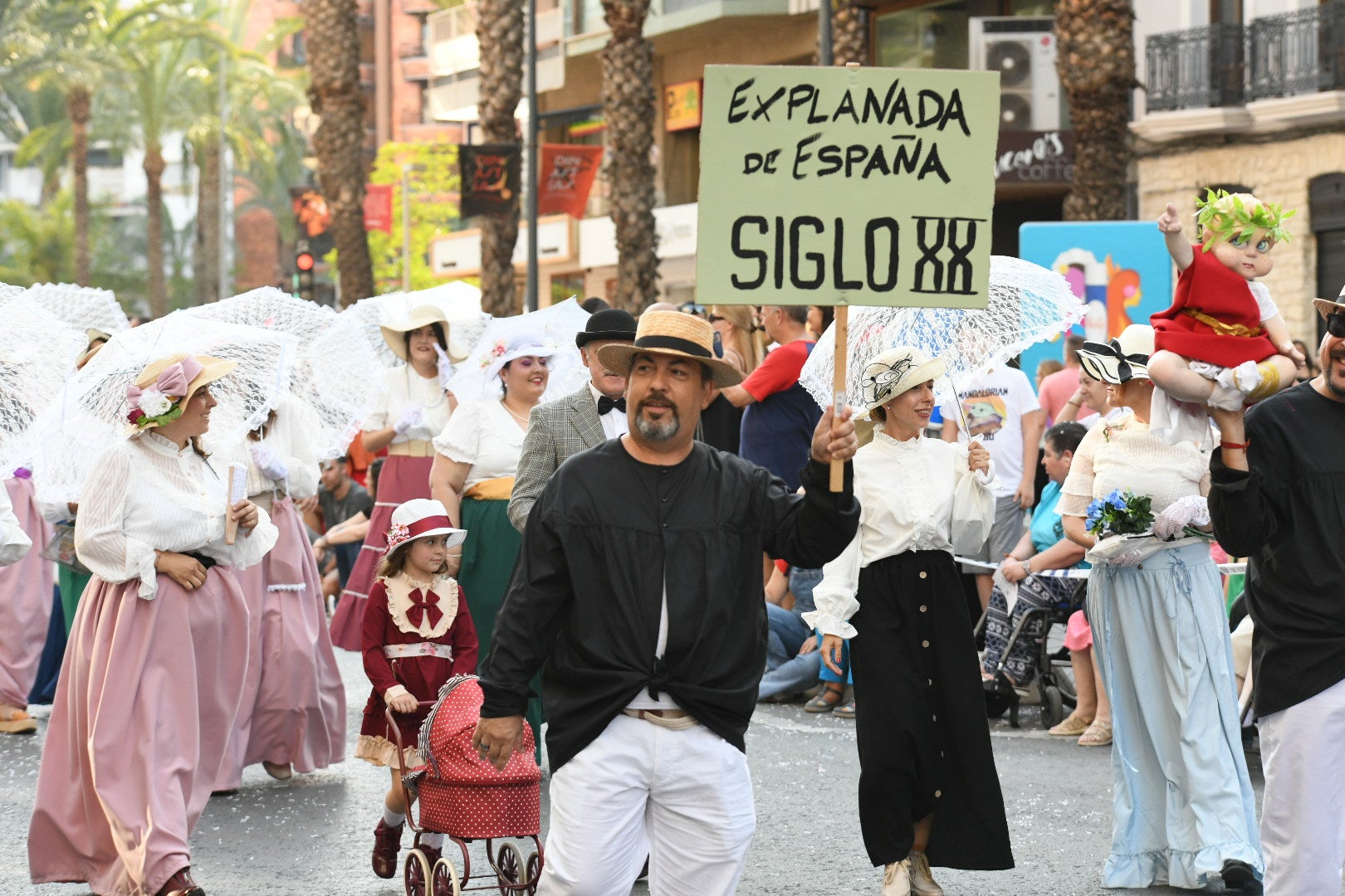 El color y el humor reinan en la cabalgata del ninot de las Hogueras de Alicante