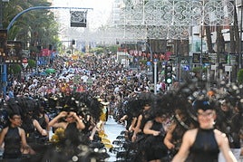 Imagen de las calles llenas durante la cabalgada del ninot de las Hogueras de Alicante.