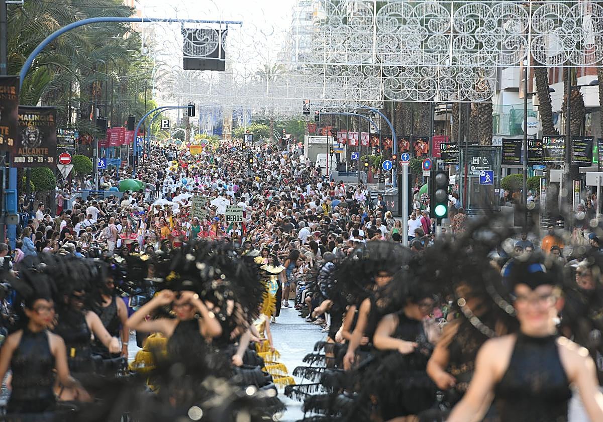 Imagen de las calles llenas durante la cabalgada del ninot de las Hogueras de Alicante.