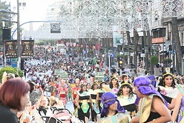 El centro de Alicante, a tope durante la cabalgata del ninot 2024.