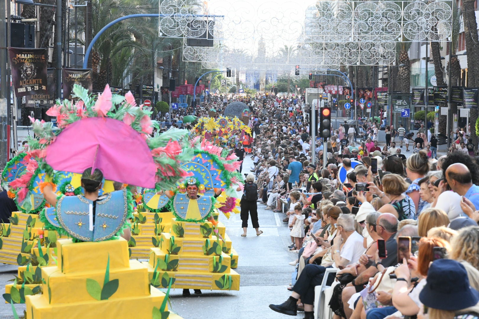 El color y el humor reinan en la cabalgata del ninot de las Hogueras de Alicante
