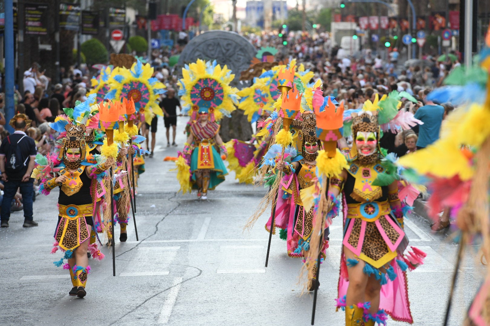 El color y el humor reinan en la cabalgata del ninot de las Hogueras de Alicante