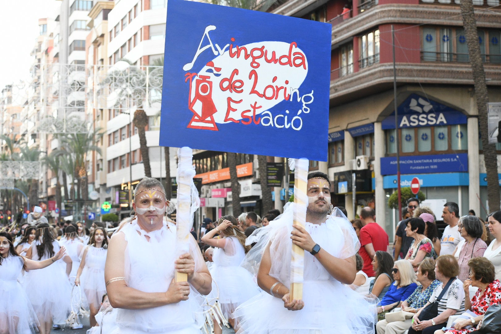 El color y el humor reinan en la cabalgata del ninot de las Hogueras de Alicante